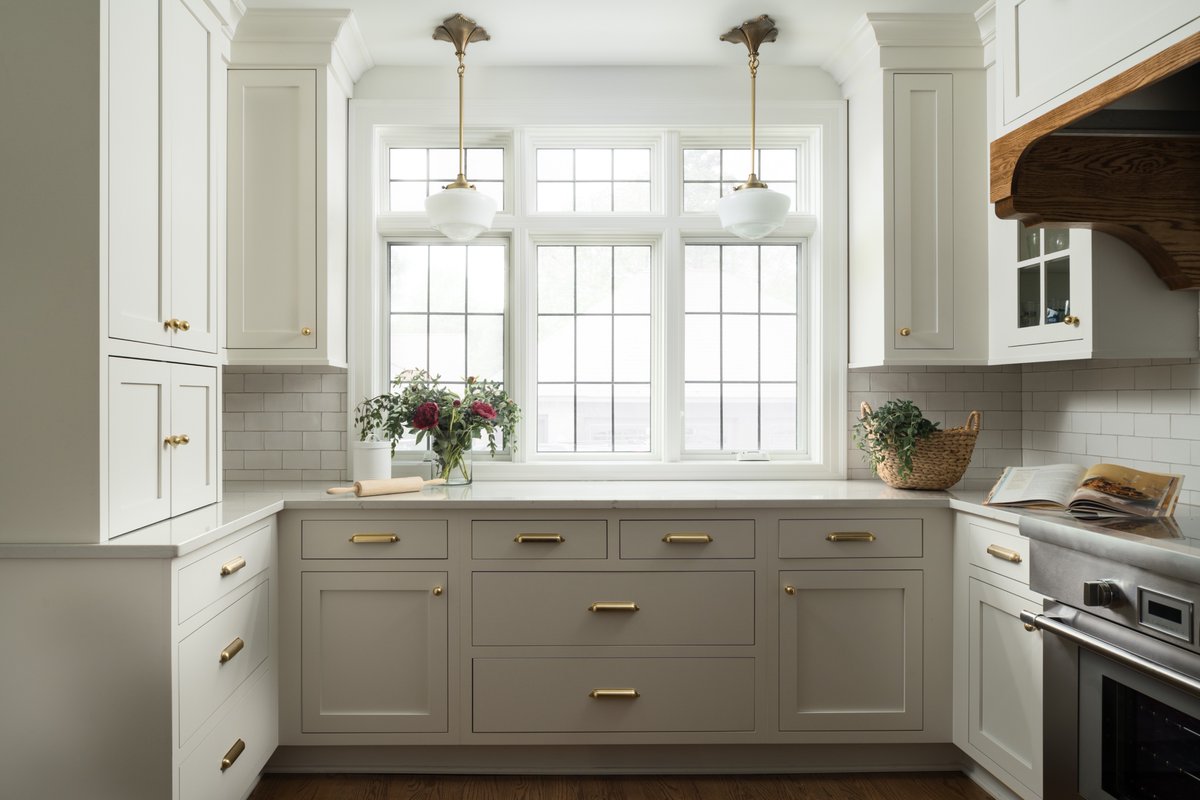 SJJanis's tweet photo. Spring always has a way of bringing everything back to life. Especially with fresh blooms on the counter and light pouring in through the windows. 🌷

This sun-filled kitchen was designed with our homeowners’ vision of an elegant space that would stand the test of time. https://t.co/ChtO6PHRlI