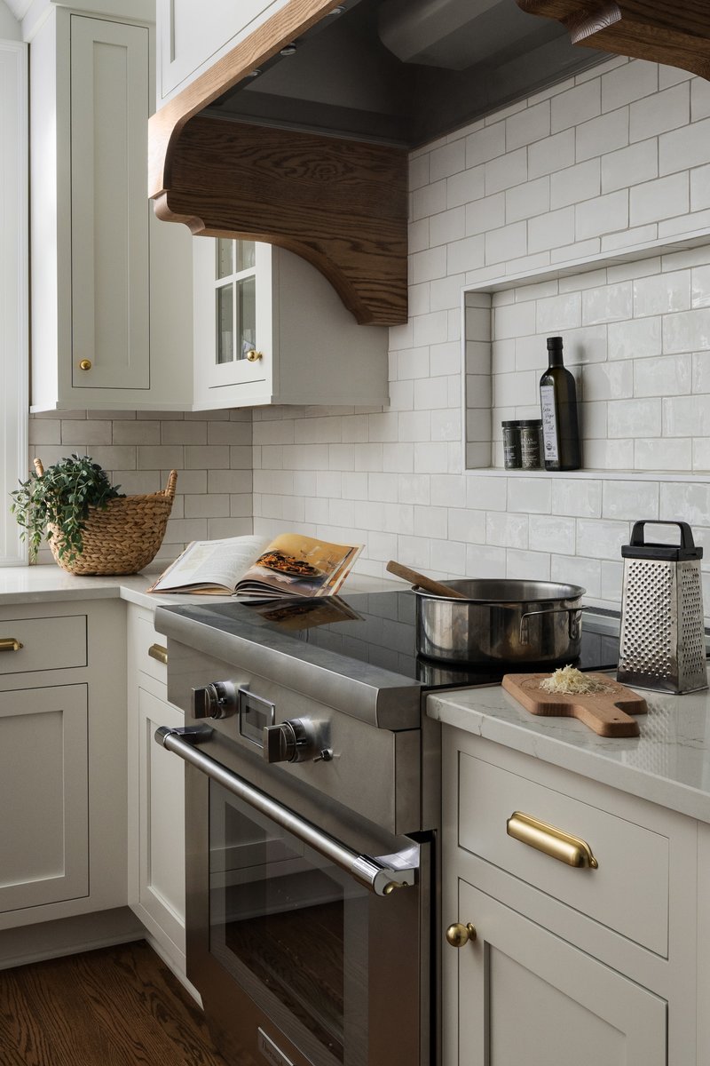 SJJanis's tweet photo. Spring always has a way of bringing everything back to life. Especially with fresh blooms on the counter and light pouring in through the windows. 🌷

This sun-filled kitchen was designed with our homeowners’ vision of an elegant space that would stand the test of time. https://t.co/ChtO6PHRlI