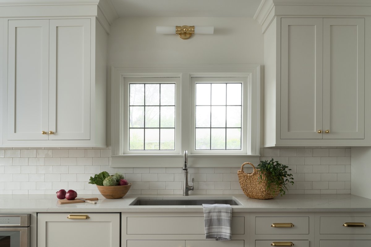 SJJanis's tweet photo. Spring always has a way of bringing everything back to life. Especially with fresh blooms on the counter and light pouring in through the windows. 🌷

This sun-filled kitchen was designed with our homeowners’ vision of an elegant space that would stand the test of time. https://t.co/ChtO6PHRlI