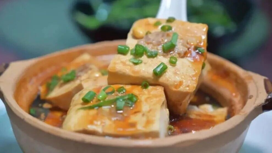 VisitZhongshan's tweet photo. If you're passionate about food, #Zhongshan's villages are not to be missed. Savor local specialties such as herbal pigeon soup and Sanxiang rice-flour noodles, Hakka classics like chicken, tofu, and fish, plus springtime treats like Sanya bitter cake and crispy pastry dumpling. Come experience Zhongshan's seasonal delights! #TastyZhongshan 🍃