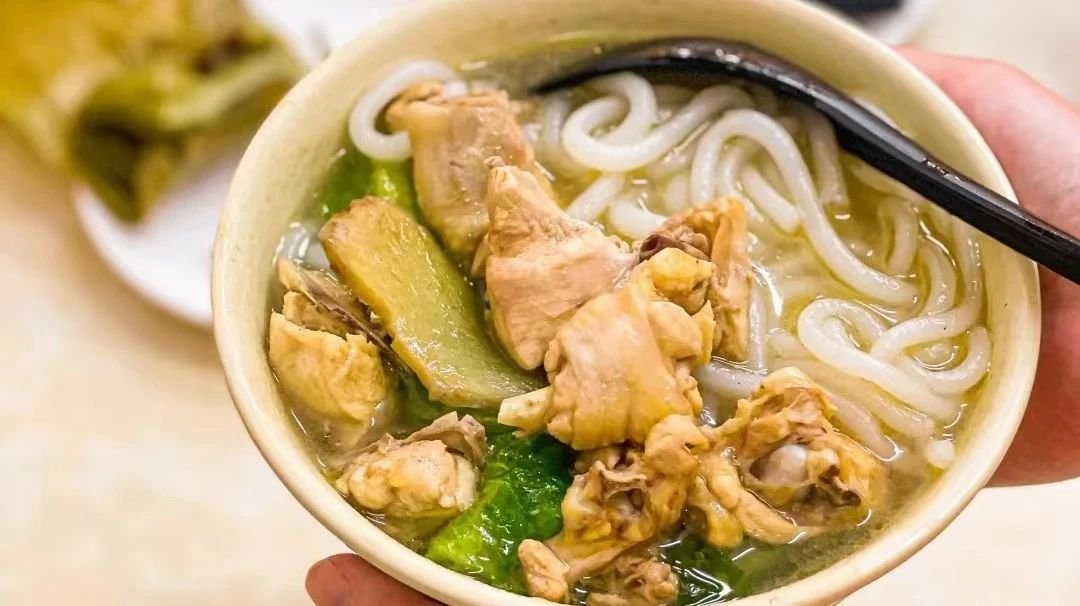 VisitZhongshan's tweet photo. If you're passionate about food, #Zhongshan's villages are not to be missed. Savor local specialties such as herbal pigeon soup and Sanxiang rice-flour noodles, Hakka classics like chicken, tofu, and fish, plus springtime treats like Sanya bitter cake and crispy pastry dumpling. Come experience Zhongshan's seasonal delights! #TastyZhongshan 🍃