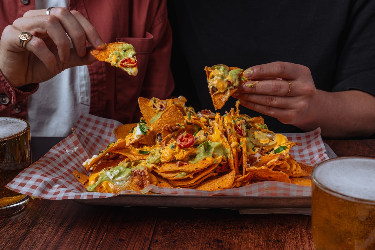 adashandasplash's tweet image. Loaded, layered, made for sharing

Capturing texture and details at @angussteakhouse: sharing nachos piled high with chilli beef, cheese sauce, tomato salsa, guacamole, sour cream and jalapeños

Are you team close ups or action? 🌮 #nachos #fastcasual #londonfoodphotography