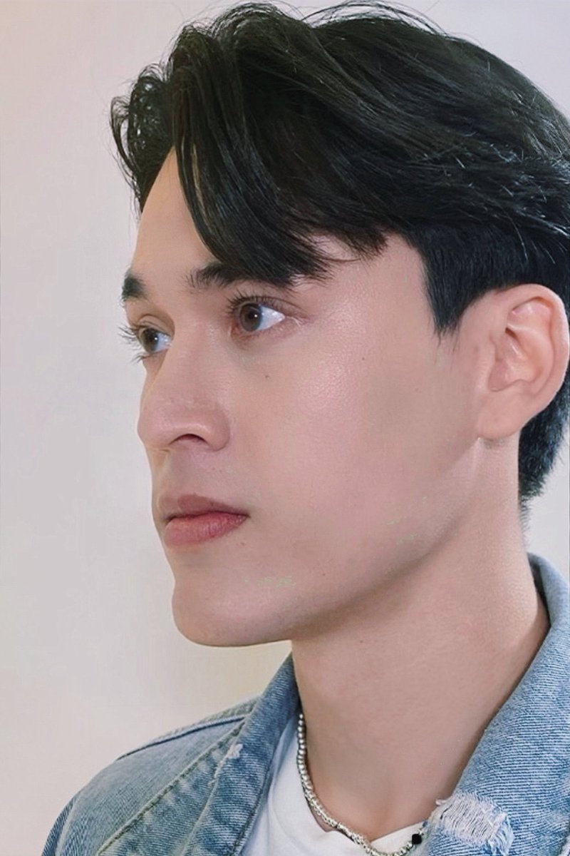 ขอบคุณจจที่อยากหาเงินเล่นๆรอเรียนมหาลัยเข้าทำงานโรงหนังจนคนไปเจอแล้วเอาเข้าวงการ