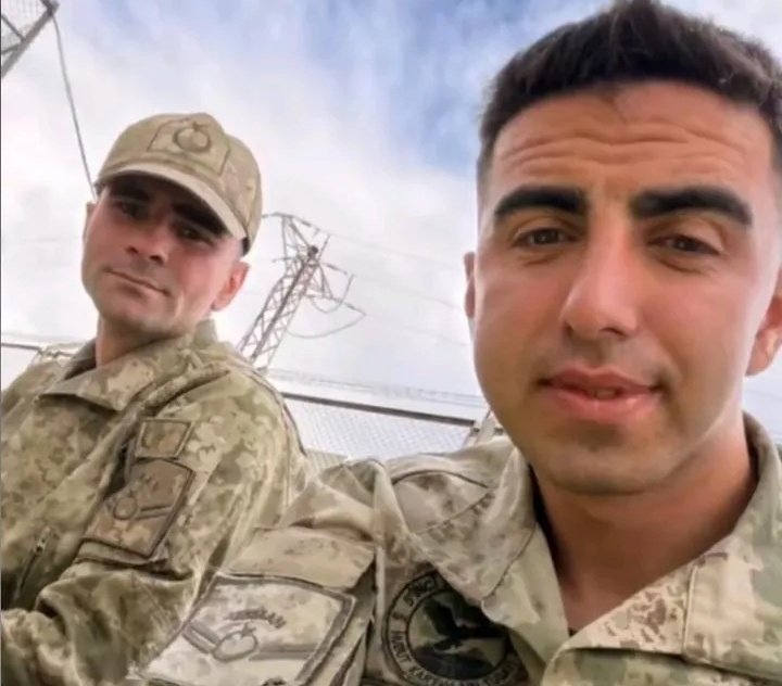 Dün şehit olan iki askerimizin birlikte son fotoğrafları... 

Şehit Yusuf Açay 
Şehit Selman Akarsel