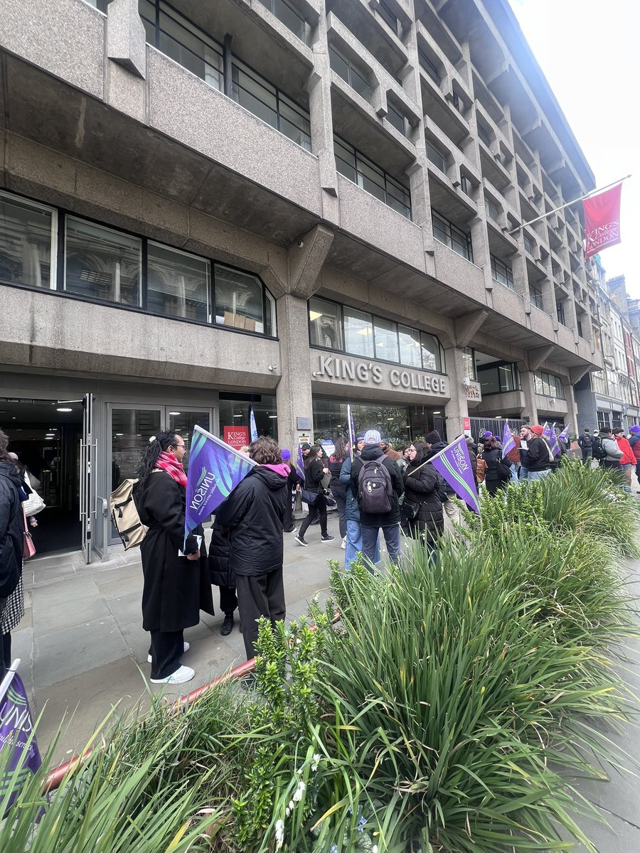 devikadutt's tweet photo. It’s a cold day in London but @KCLUnison is bringing the heat! Solidarity with cleaners, porters, security staff, library staff, IT staff, professional staff etc on strike for fair pay and working conditions. The university cannot function without UNISON colleagues https://t.co/qqZyyHOyqv
