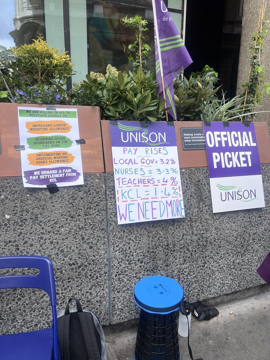 devikadutt's tweet photo. It’s a cold day in London but @KCLUnison is bringing the heat! Solidarity with cleaners, porters, security staff, library staff, IT staff, professional staff etc on strike for fair pay and working conditions. The university cannot function without UNISON colleagues https://t.co/qqZyyHOyqv