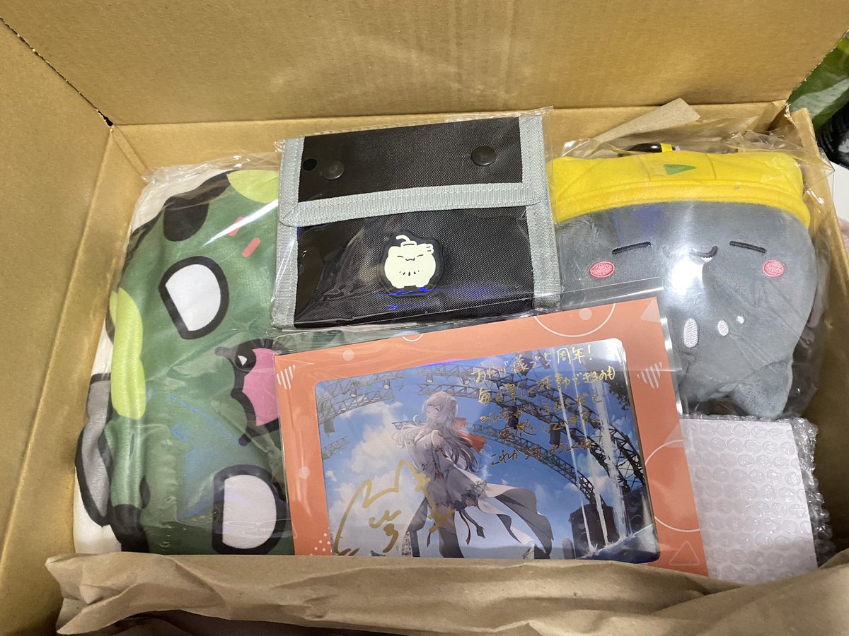 忘れた頃に届くホログッズ♪
ししろ〜〜ん♪:(´ཀ`#):