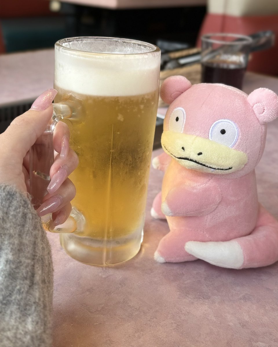 yuu_yadonnn's tweet photo. ヤドン、一緒に乾杯する？
きょうもお疲れさま〜🍺

#ぬい活 https://t.co/D06w58kI3Z