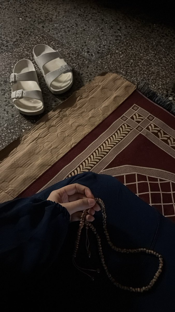 sinemtanhan's tweet photo. Dünya telaşının en yoğun olduğu bir anda, her şeyi bir kenara bırakıp Rabbimin huzuruna durmak. Koşuşturmanın yorgunluğun ve kalabalığın içinde aslında en çok ihtiyacım olan şeyin bu olduğunu anlamak.. Günün en kıymetli molası;kimseye değil belkide sadece O'na yöneldiğin o an🖤 https://t.co/1E1XoDSyfF