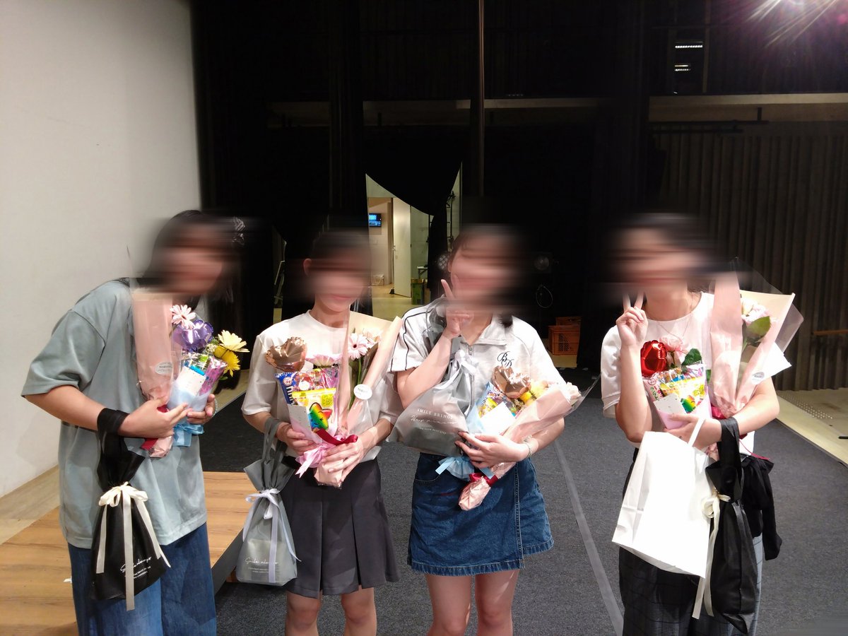 dramaticikeda's tweet photo. こんばんは!池田高校演劇部です！！
先日卒業公演を行い無事に終えることができました！ご来場くださった皆さんありがとうございました
3年生だけでなく本校を卒業したOB・OGにもお手伝いいただき最高の劇となりました
作者である伊藤貴晴先生にもお越しいただきました
本当にありがとうございました🌸 https://t.co/xc7Wn2Zbxw