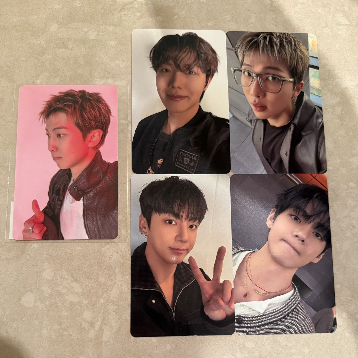 ayn_jin's tweet photo. BTS ARIRANG アルバム 特典 トレカ ラキドロ交換希望

【譲】 RM ナム、JHOPE ホビ 、V テテ、JUNGKOOK グク

【求】   weverse ラキドロ 
　　　タワレコ   ジン Jin(写真2枚目💖)

郵送にて交換
ご連絡お待ちしております。🙇‍♀️ https://t.co/eo1gq6QoBL