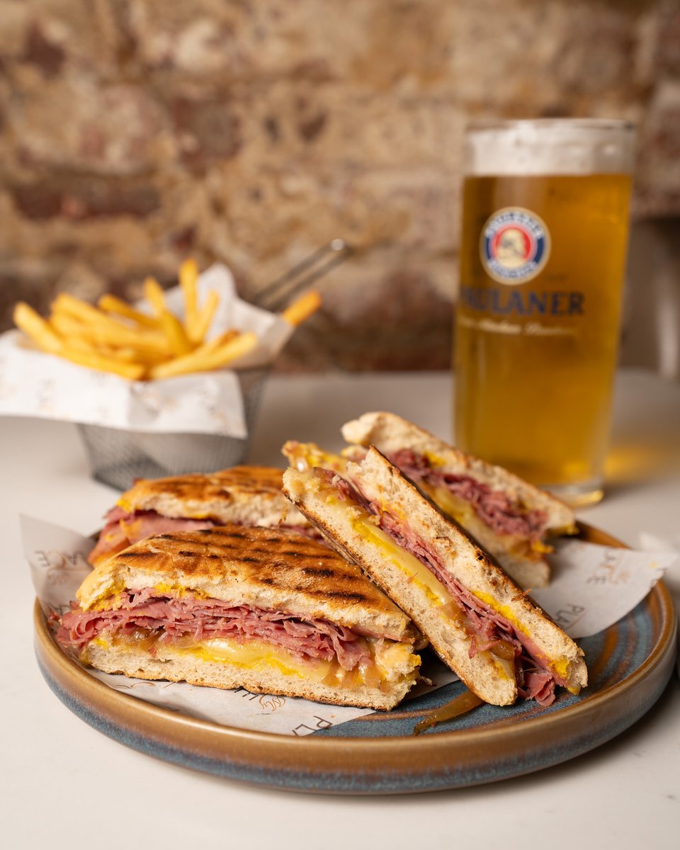 myplacesoho's tweet image. A salt beef sandwich, crispy french fries, and a refreshing pint of beer = the ultimate treat! 🍻

#myplacesoho #soho