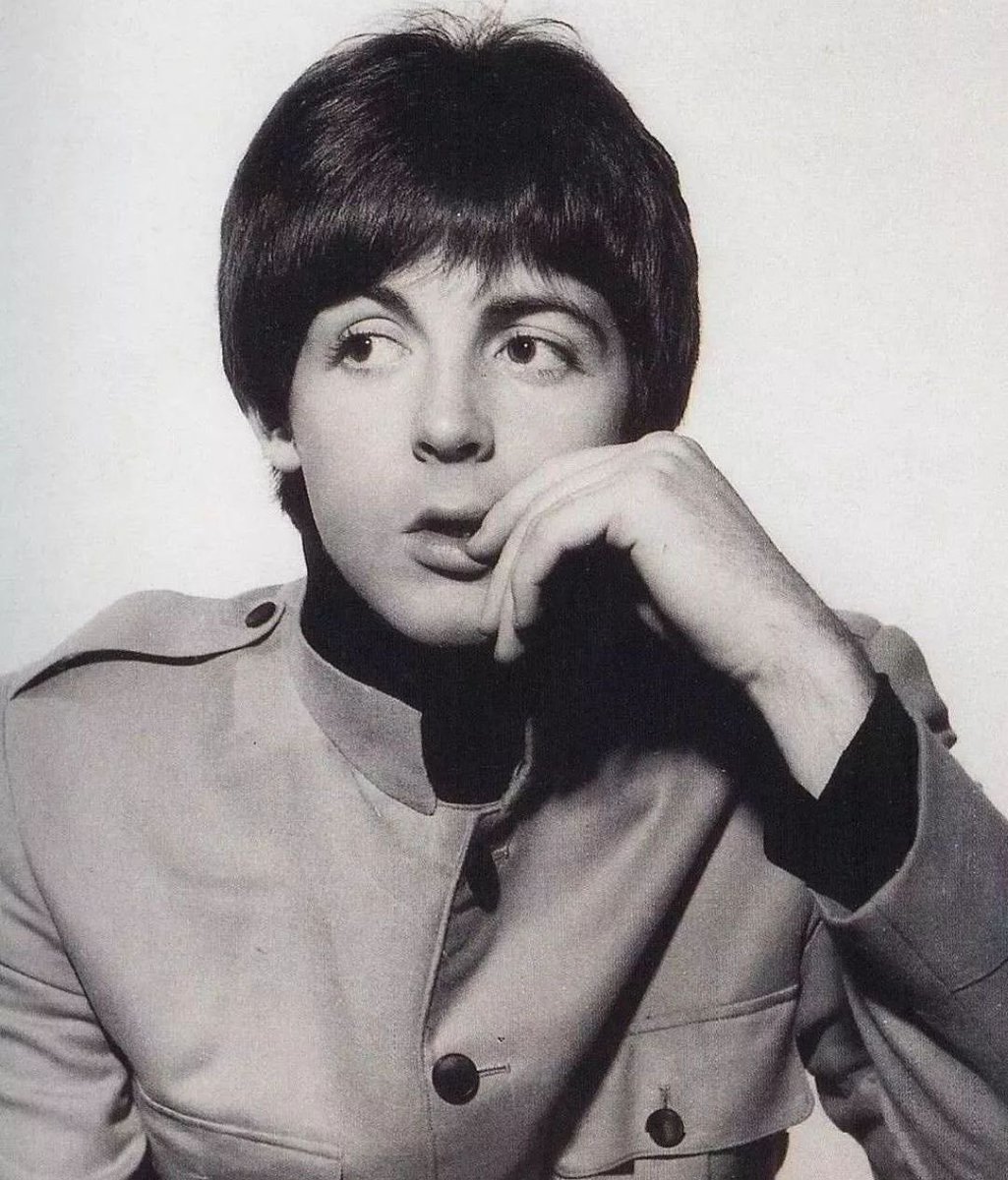 i just read that (some) men usually have longer lashes bc of testosterone (it makes hair on their body grow). so he’s just a very hairy bitch