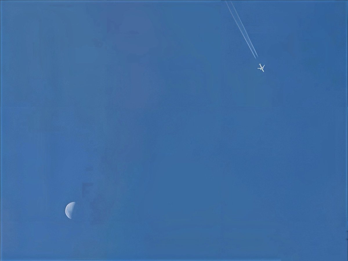 bsdporsor's tweet photo. What's going on?! 
#moon #airplane #lovethemoon https://t.co/R47VCB7utf