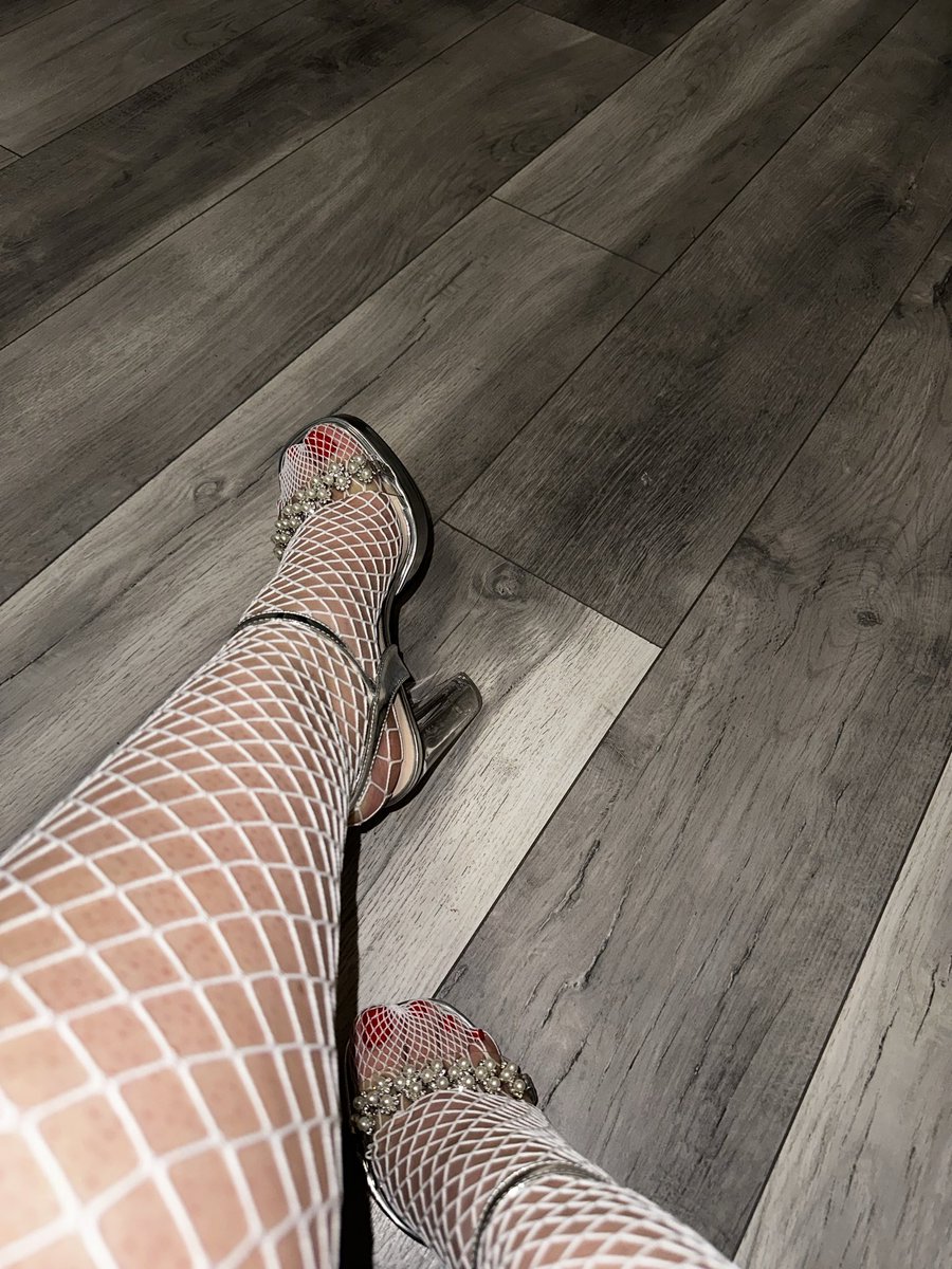 feetprincessri tweet media