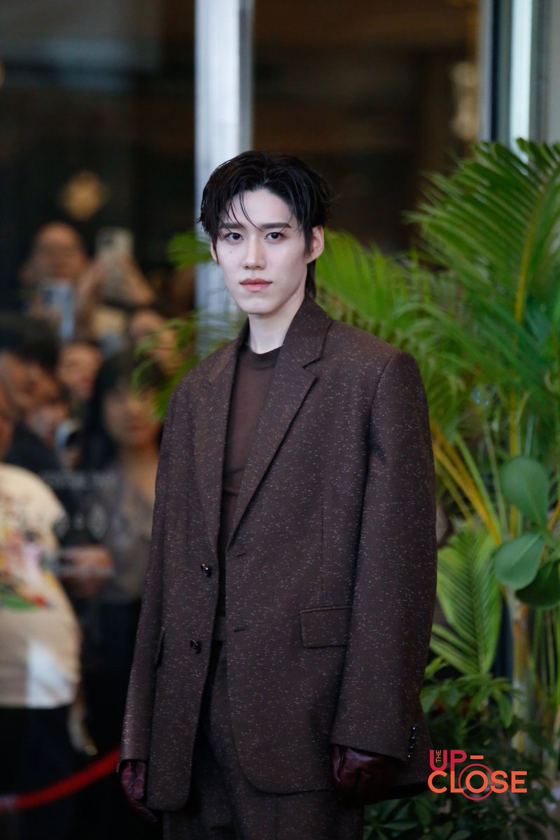 The Up-close tweet media