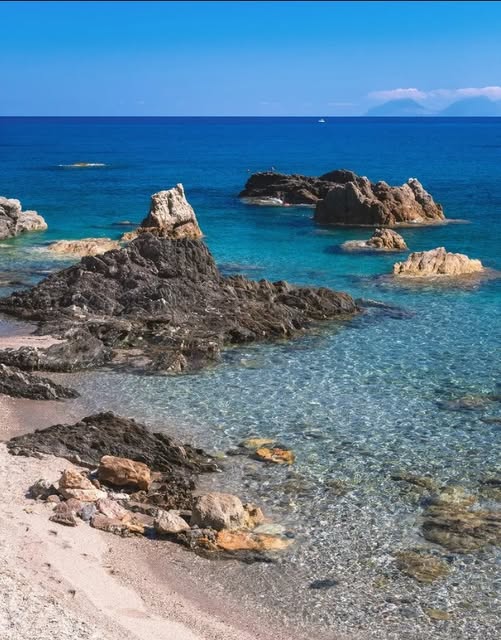 VisitSicilyOP's tweet photo. Uno scorcio del mare di Capo d'Orlando, sapevate che proprio qui #GinoPaoli ha scritto la celebre "Sapore di Sale"?
https://t.co/DPx44gjQGV
📷 Rockinprog
#visitsicilyinfo #capodorlando #messina #beaches
@Regione_Sicilia https://t.co/kCNQ8w2kXT