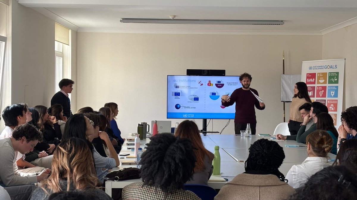 VN_benelux_nl's tweet photo. 🧑‍🎓🇺🇳 Fijn gesprek met @UNUMERIT-studenten over het werk van de VN en de samenwerking met de EU. De studenten wisselden ook ideeën uit met sprekers van @UNOPS_Brussels, @UNHumanRightsEU en @UNRWA_EU. 

Dank aan alle studenten voor hun interesse en engagement! https://t.co/BFbuZwdizA