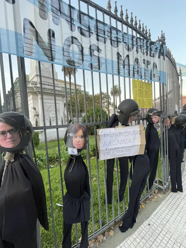 loderaulo's tweet photo. @JhonM888 uh hay varios de ustedes al lado de la guillotina donde pusieron el muñeco de CFK. https://t.co/RebOYLh9nF