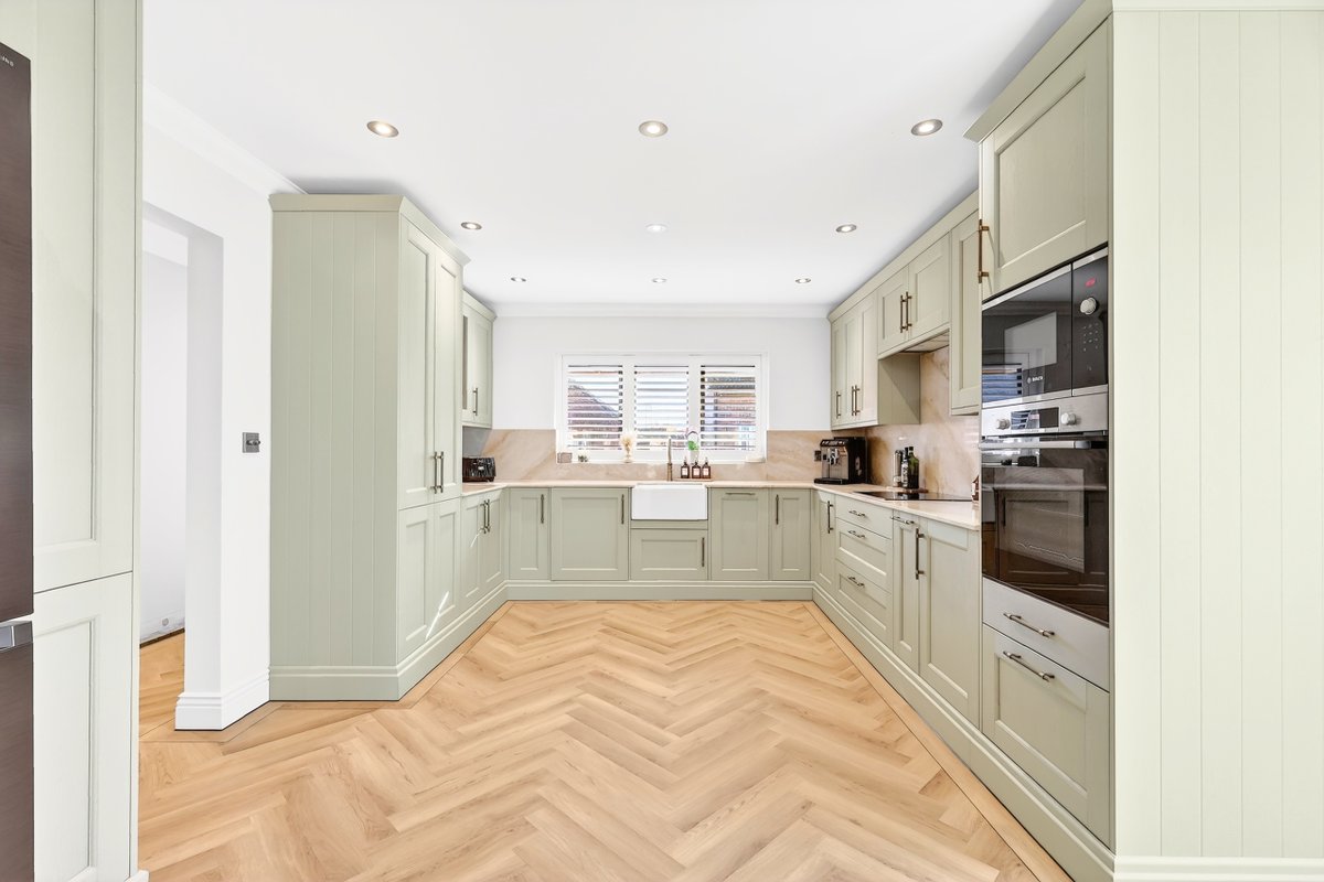 WilAndDon's tweet image. Exceptional 7 bed detached house, finished to a very high standard. 
 📍St. Clements Road, Benfleet 
🏠 Detached house
 🛁2 bathrooms  
💷Guide Price £875,000 - £900,000
📞 01268 755252
williamsanddonovan.com/properties/215…
#Benfleet
#Sevenbedrooms
#estateagents