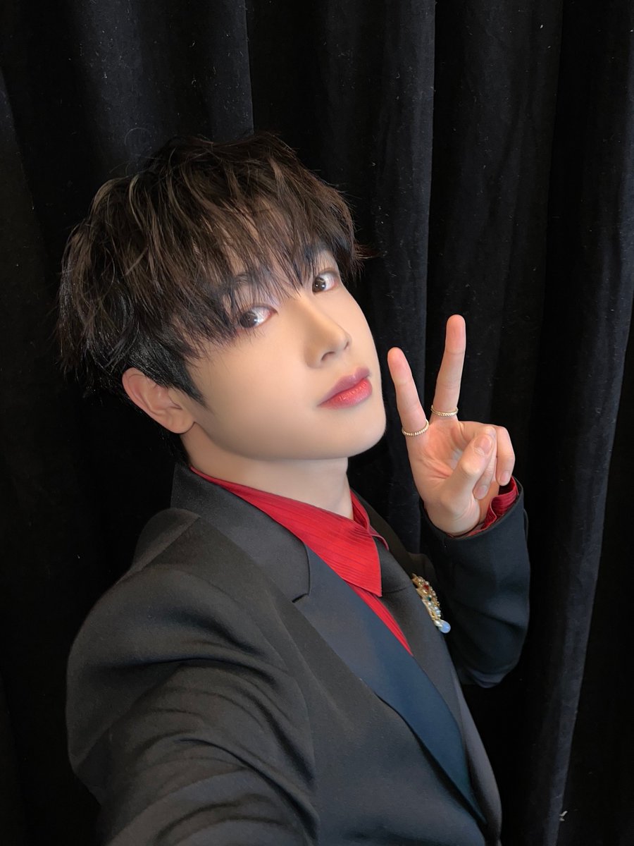 mina (헌터‘s gf) is delulu 🌸 saw ateez tweet media