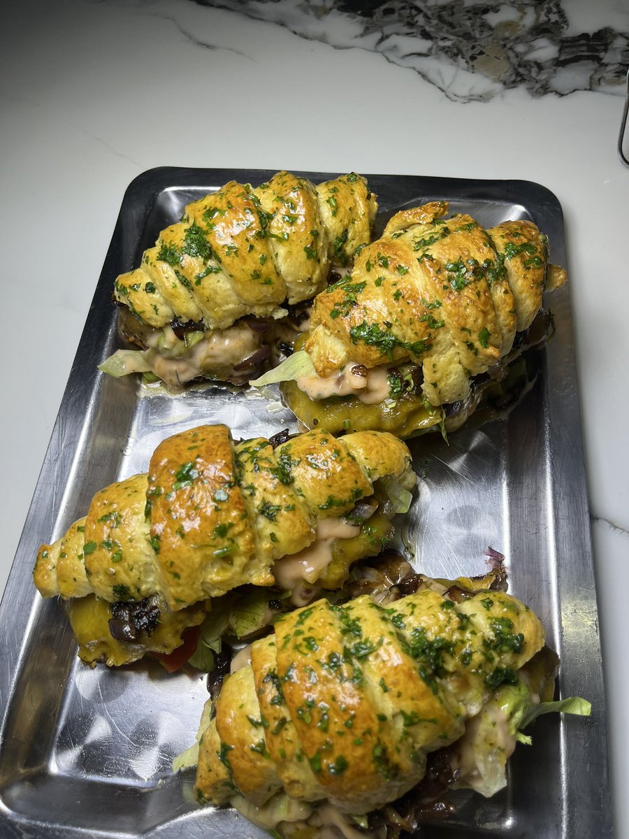 Miss Chanandler Bong #7 #8 🍉 :) tweet media