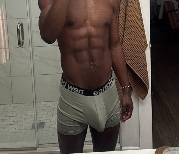 Please if you're built like this text me 🥹😩