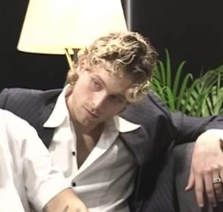 hoIdthesilence's tweet photo. this genre of luke hemmings https://t.co/nzVSQxB7vv