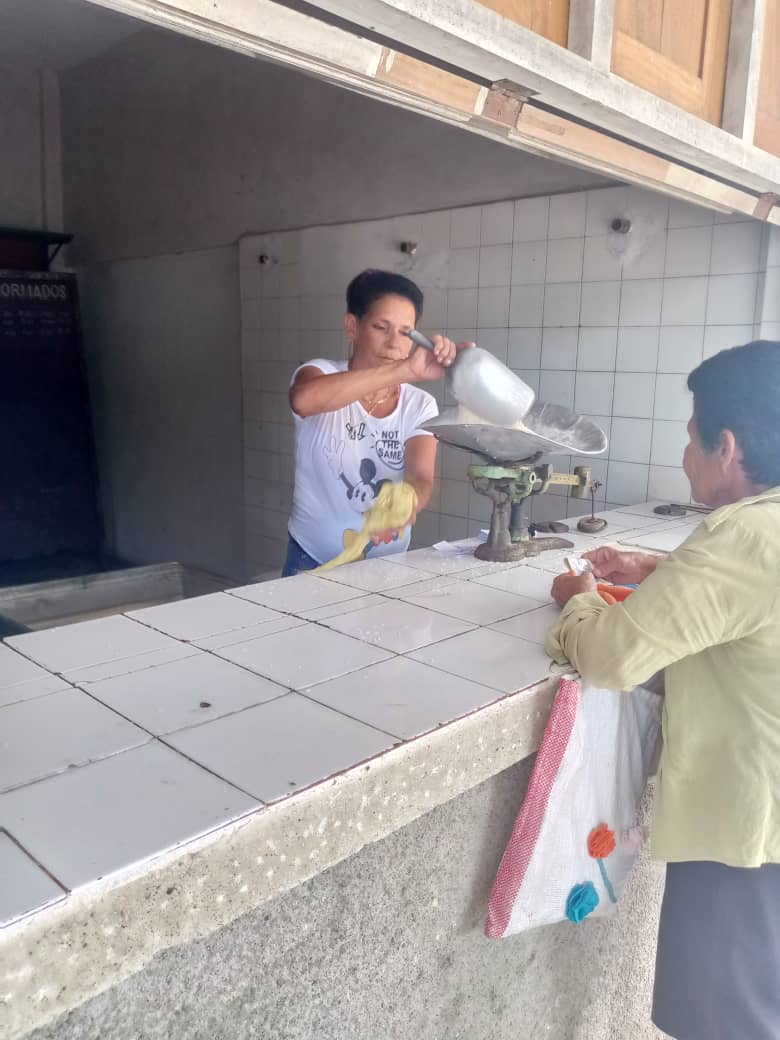 TorresGarc26518's tweet photo. El consejo de dirección de la empresa de comercio y gastronomía del municipio Colombia chequea las bodegas perteneciente al  consejo popular número 6 
#SiSePuede 
#Comerciodelpueblo https://t.co/wHSPpFWbmm
