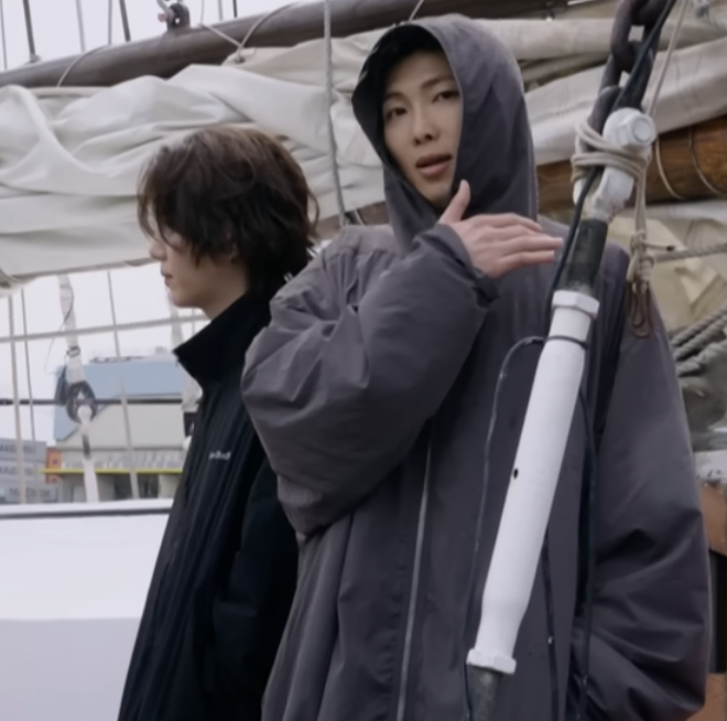 namgi kiss on stage at bts world tour tweet media