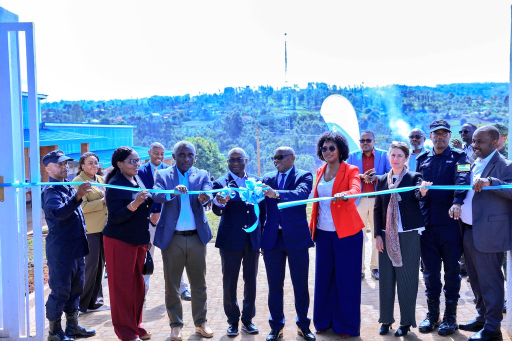 Rwanda_Child's tweet photo. Ingo mbonezamikurire zifasha abana mu mikurire myiza, zikanafasha ababyeyi mu iterambere ry'imiryango kuko babona umwanya uhagije wo gukora. Muri @RusiziDistrict, hatashywe urugo mbonezamikurire rw'icyitegererezo rwa Gihundwe, rwubatswe ku bufatanye na @WB_Rwanda. https://t.co/U7w7N2MYJP