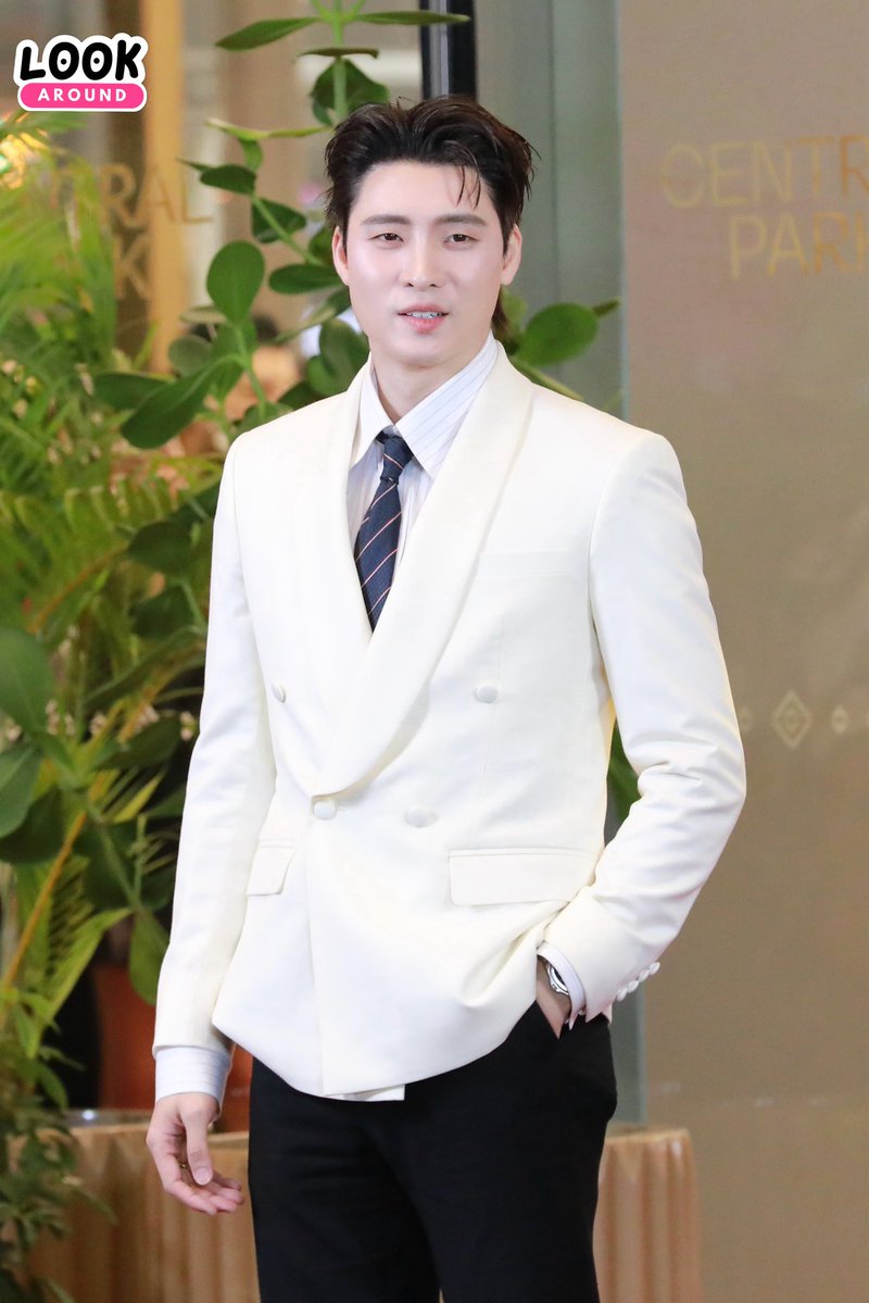 LookARound tweet media