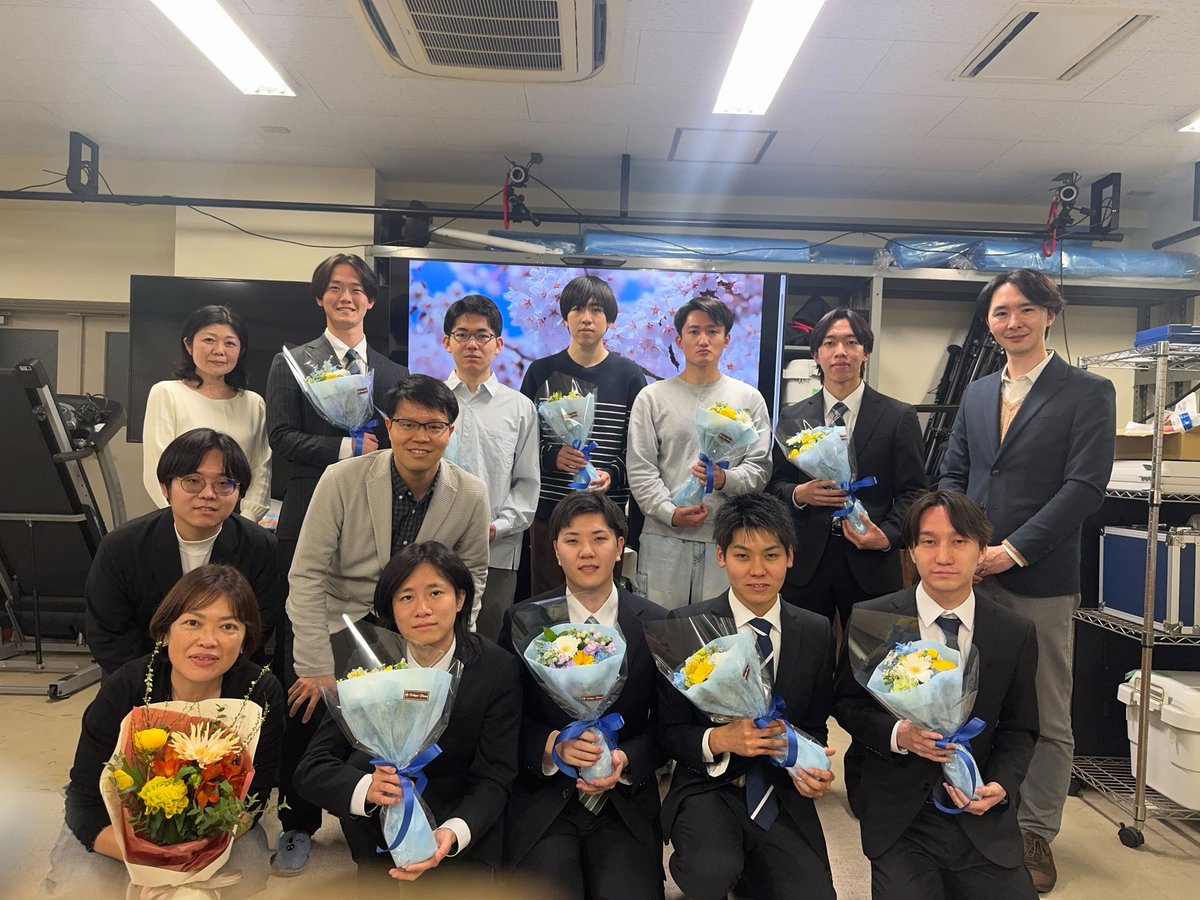 funato_lab's tweet photo. 本日、研究室から大学院生4名、学部生5名が修了、卒業しました。修了生は、来週には企業で働いていることが、信じられないと言っていました。卒業生は進学して、引き続き研究を続けてくれます。
皆様おめでとう！ https://t.co/cDG3y0TI8y