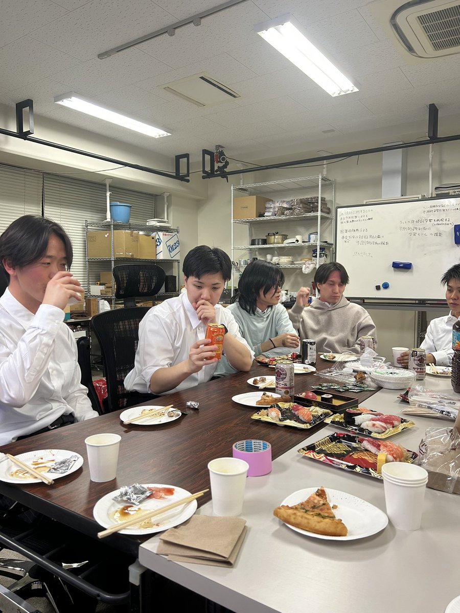 funato_lab's tweet photo. 本日、研究室から大学院生4名、学部生5名が修了、卒業しました。修了生は、来週には企業で働いていることが、信じられないと言っていました。卒業生は進学して、引き続き研究を続けてくれます。
皆様おめでとう！ https://t.co/cDG3y0TI8y