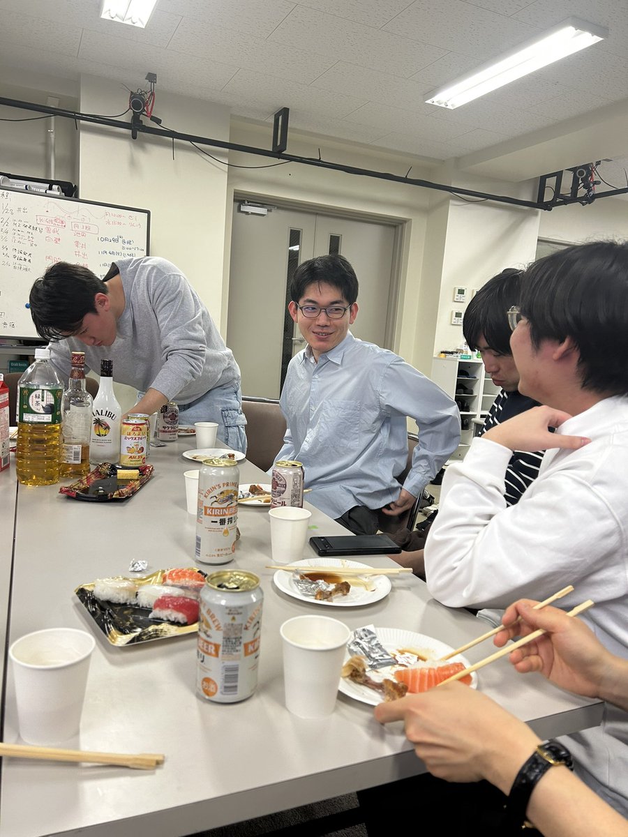 funato_lab's tweet photo. 本日、研究室から大学院生4名、学部生5名が修了、卒業しました。修了生は、来週には企業で働いていることが、信じられないと言っていました。卒業生は進学して、引き続き研究を続けてくれます。
皆様おめでとう！ https://t.co/cDG3y0TI8y
