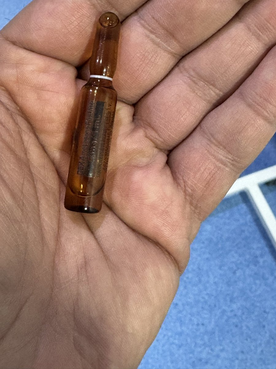 j_muvdi's tweet photo. El @invimacolombia como parte fundamental de la seguridad del paciente debería ser más juicioso en la aprobación del etiquetado de los medicamentos.
¿Cómo permite que los laboratorios usen letras oscuras sobre ampollas ámbar?
Esto puede llevar a la aplicación insegura de medicamentos.