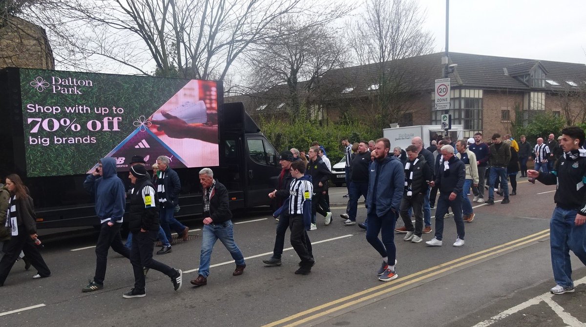 AdsDirectLtd's tweet image. We loved 'driving' home fabulous exposure for @Dalton_Park via our dynamic #digivan at the recent @NUFC derby match. Read about them here-  dalton-park.co.uk/whats-on-at-da… 

For #advertising #design #merchandise &amp;amp; #print email us here- media@adsdirect.org.uk

"Always happy to help!" 😊