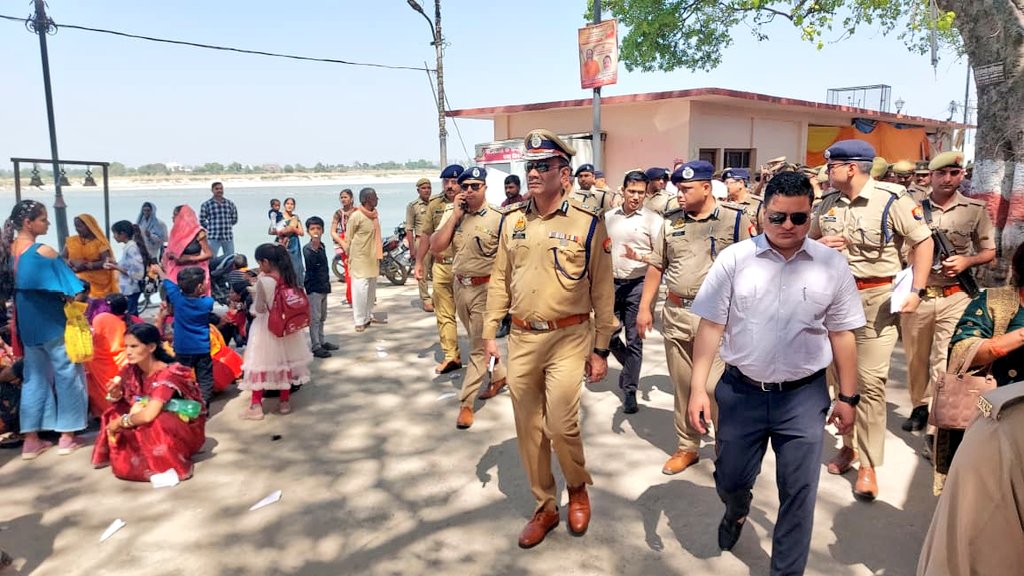dmayodhya's tweet image. श्रीराम नवमी पर्व के दृष्टिगत मंडलायुक्त महोदय श्री राजेश कुमार, #ADG महोदय श्री प्रवीण कुमार,  #DIG महोदय श्री सोमेन बर्मा महोदय एवं अन्य वरिष्ठ व आला अधिकारियों के साथ मेला क्षेत्र का स्थलीय निरीक्षण किया गया और सम्बन्धित अधिकारीगणों को दिशा निर्देश दिये गये।