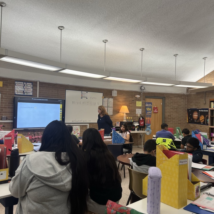 AthensCitySch's tweet photo. Exemplary instruction and engaged students in ESL this morning. #excellenceisACMSesl https://t.co/TyGGaB2uKa