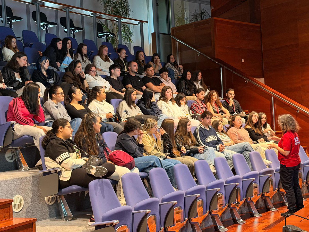 📸 Hoy hemos recibido la visita de un grupo de alumnos de FP Grado Medio de Auxiliar de Enfermería y Emergencias Sanitarias del IES Isabel de Castilla <a href="/Twitsabel2/">Twitsabel</a>, de Ávila. 

Muchas gracias por vuestro interés en el trabajo que desempeña #Madrid112 👏

#Visitas112 
#ASEM112