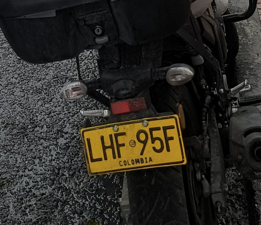 Secretaria, respecto a los vehículos mal parqueados, me permito informar un caso relacionado con agentes de <a href="/SectorMovilidad/">Movilidad Bogotá</a> en la carrera 5 con calle 30. Permanecieron más de 30 minutos en el lugar y las placas son claramente visibles para su verificación.