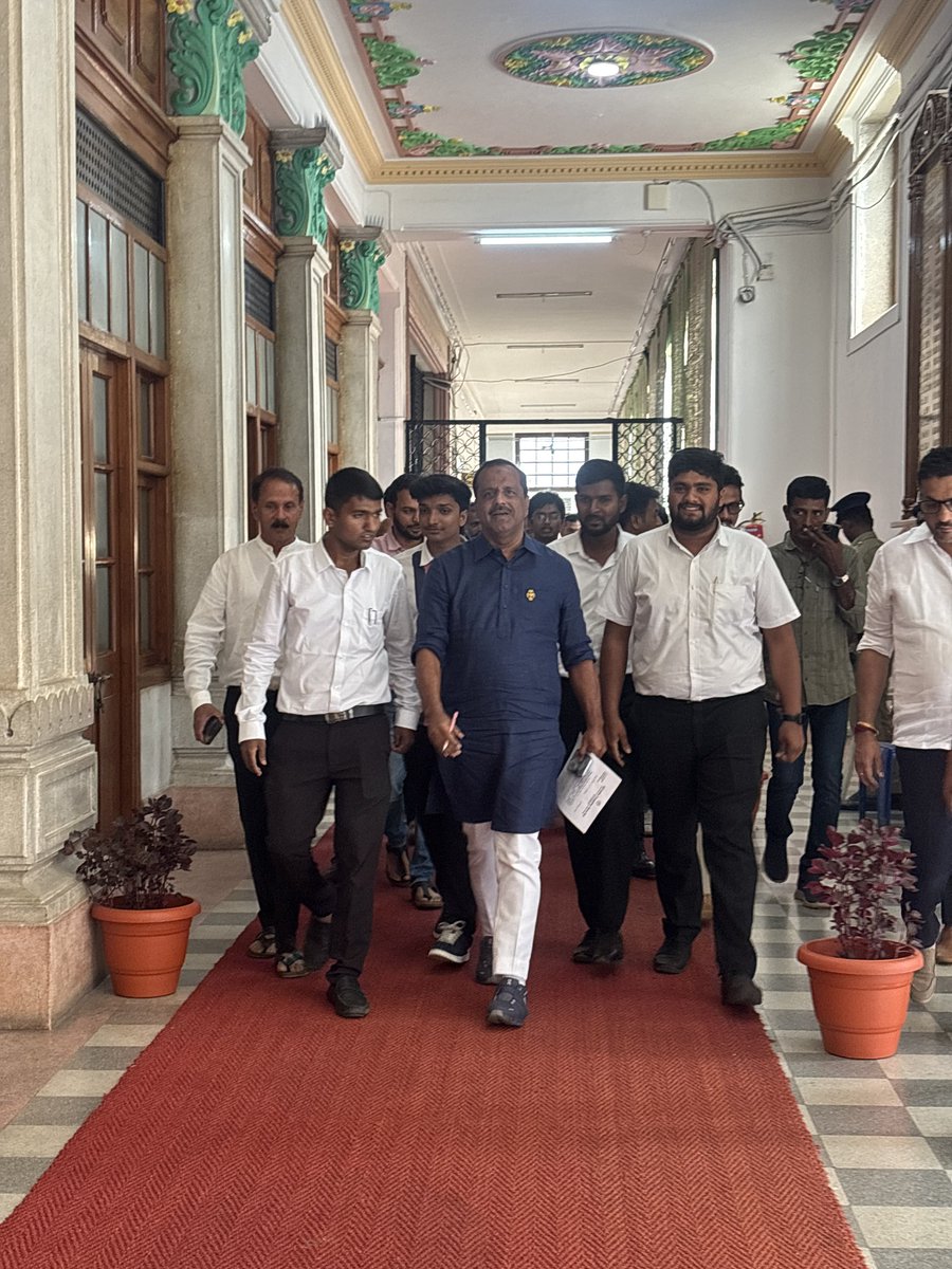 kaajuking's tweet photo. ಶ್ರೀ ಯು.ಟಿ. ಖಾದರ್ ಫರೀದ್ ಅವರು, ಕರ್ನಾಟಕ ವಿಧಾನಸಭೆಯ ಸಭಾಧ್ಯಕ್ಷರು ಮತ್ತು ಶಾಸಕರು ಮಂಗಳೂರು ವಿಧಾನಸಭಾ ಕ್ಷೇತ್ರದ.
Sri U.T Kadar Fareed ji⚜️
Speaker of Karnataka Legislative Assembly and MLA Mangaluru.
#utkadar #fareed #sir #speaker #karnatakalegislativeassembly #session #congress 
@utkhader https://t.co/iUz5vVz9jQ