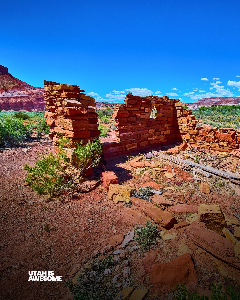 UtahIsAwesome's tweet image. Paria, #Utah has these hills that look like giant mounds of melted saltwater taffy. Because the soil is rich in bentonite clay, the road becomes "greasy" and completely impassable after even a tiny bit of rain, a modern reminder of why the original settlers couldn't make it work.