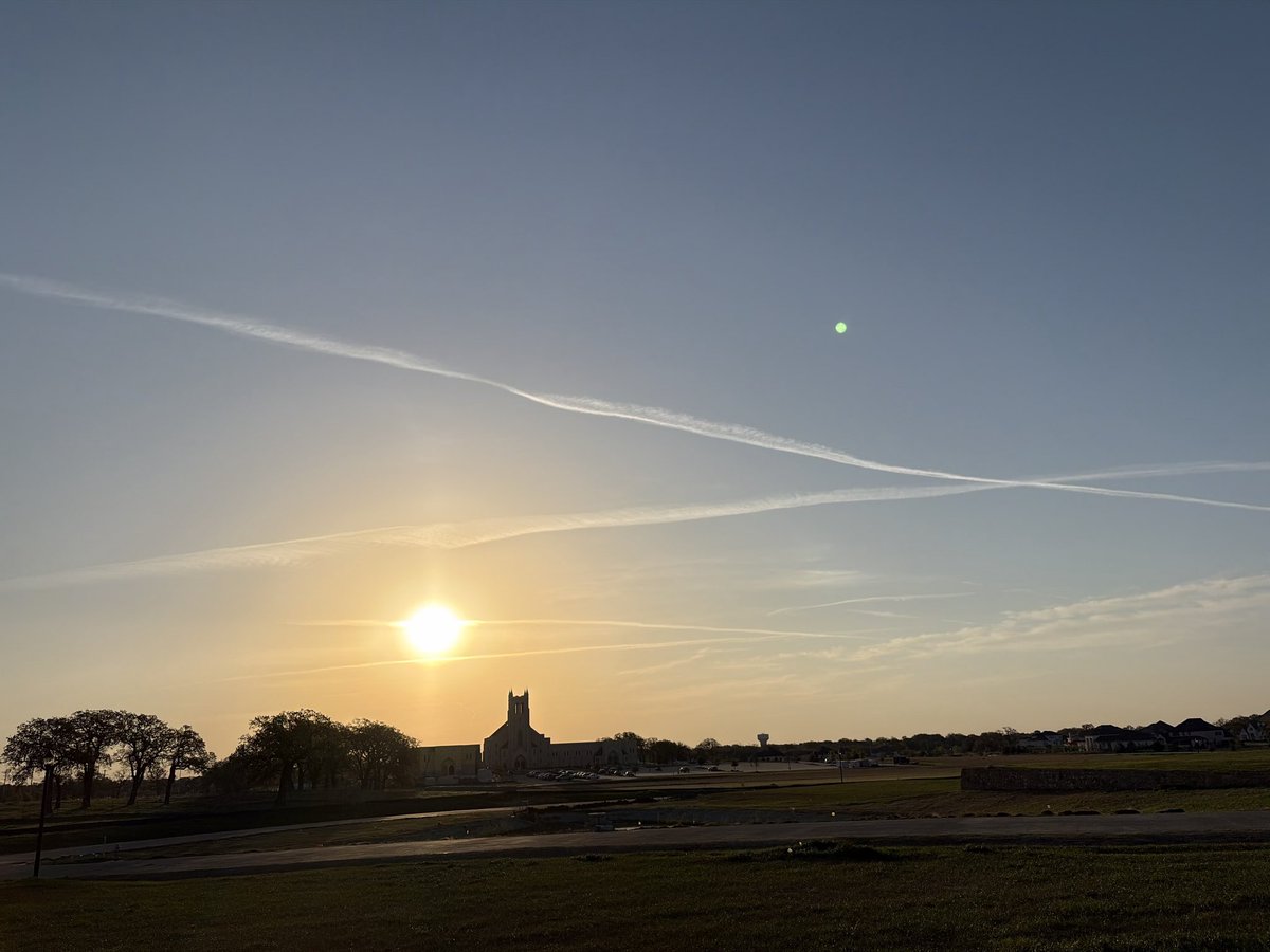 WSS_22's tweet photo. @Bumgarner4HD63 it would be awesome if Texas would ban #chemtrails  go outside now and looks up. https://t.co/fYvTpdv1cs