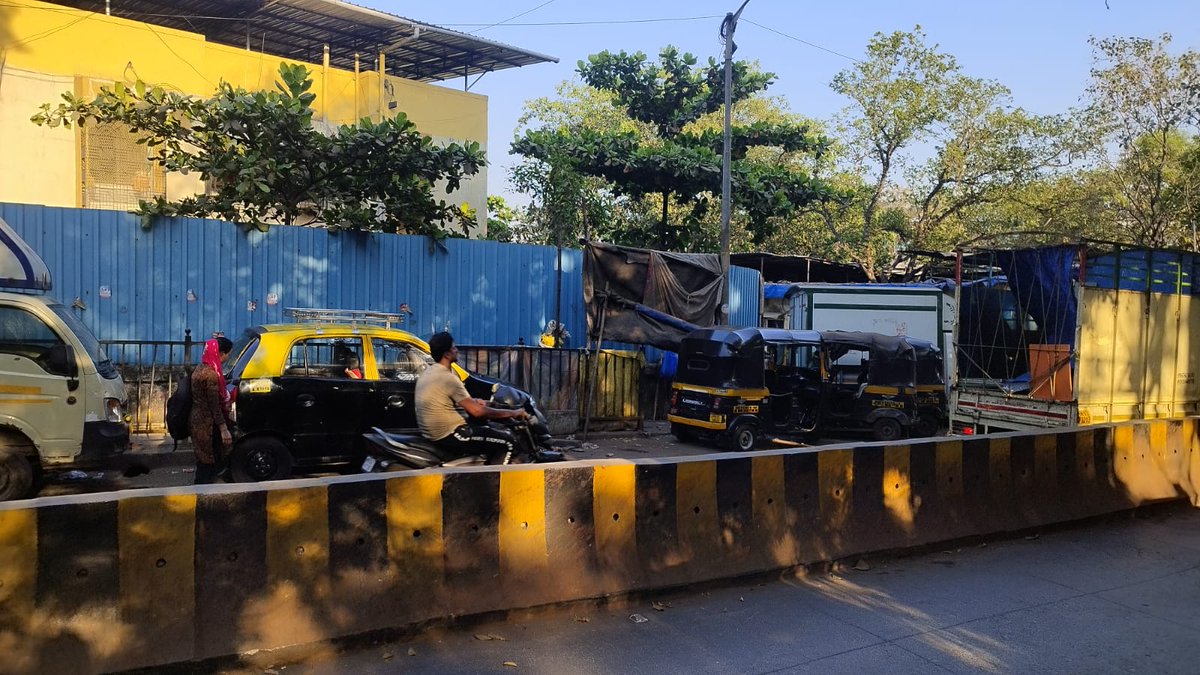 damavh's tweet photo. @mybmc, @CPMumbaiPolice, @MTPHere,  @AsstCommN @MumbaiPolice 
"नामदार बाळासाहेब देसाई वसाहत, NSS रोड, घाटकोपर (प) येथे अनधिकृत ज्यूसचा ठेला, बेकायदेशीर पार्किंग आणि अंमली पदार्थांचे सेवन करणाऱ्या असामाजिक तत्त्वांचा त्रास वाढला आहे. रहिवाशांच्या सुरक्षेसाठी तातडीने कारवाई व्हावी. https://t.co/pfthGpzyVH