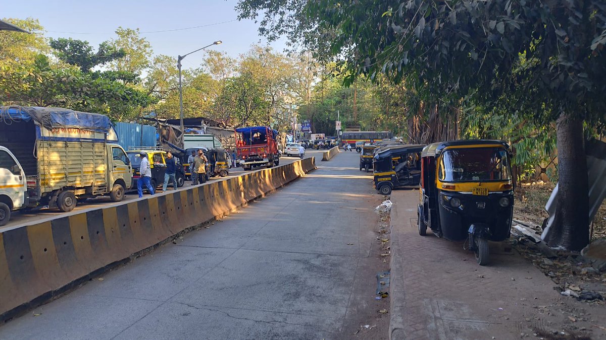 damavh's tweet photo. @mybmc, @CPMumbaiPolice, @MTPHere,  @AsstCommN @MumbaiPolice 
"नामदार बाळासाहेब देसाई वसाहत, NSS रोड, घाटकोपर (प) येथे अनधिकृत ज्यूसचा ठेला, बेकायदेशीर पार्किंग आणि अंमली पदार्थांचे सेवन करणाऱ्या असामाजिक तत्त्वांचा त्रास वाढला आहे. रहिवाशांच्या सुरक्षेसाठी तातडीने कारवाई व्हावी. https://t.co/pfthGpzyVH