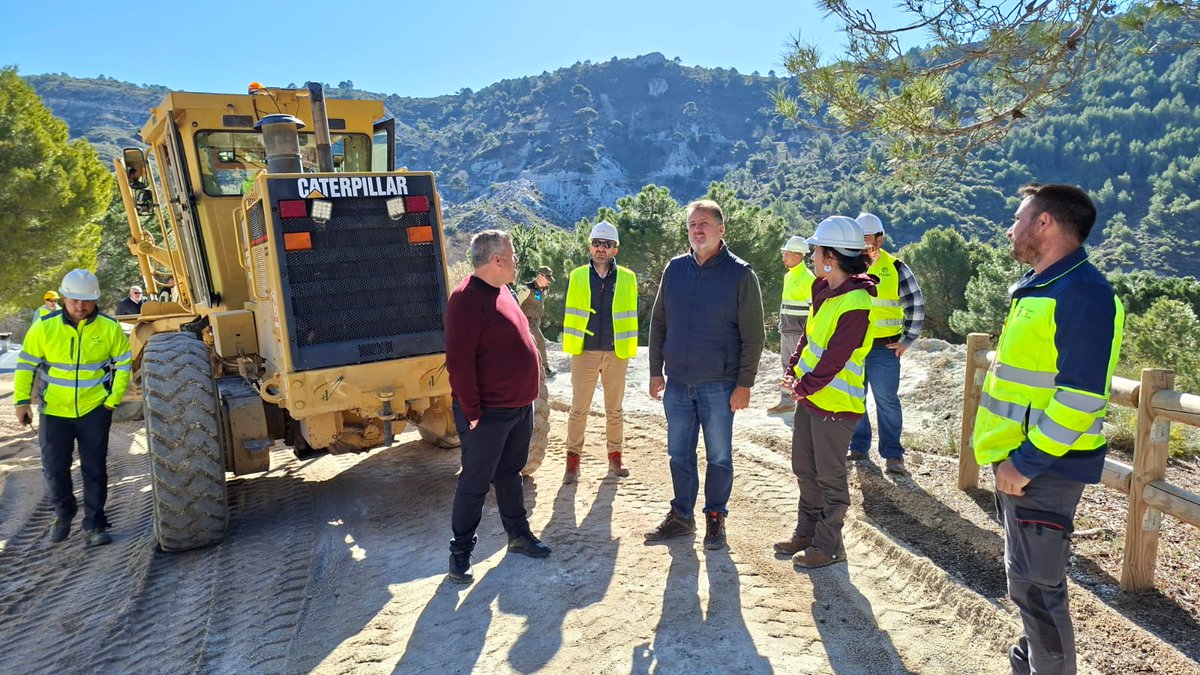 JuntaGranada's tweet photo. Avanzan las actuaciones del PLAN ANDALUCÍA ACTÚA en Quéntar.
@ManuelFGranada visita la recuperación del camino forestal entre Aguas Blancas y Puerto Blanco, ya operativo de forma provisional para emergencias y actividades ganaderas y otros aprovechamientos autorizados https://t.co/Nj3g48MFHA
