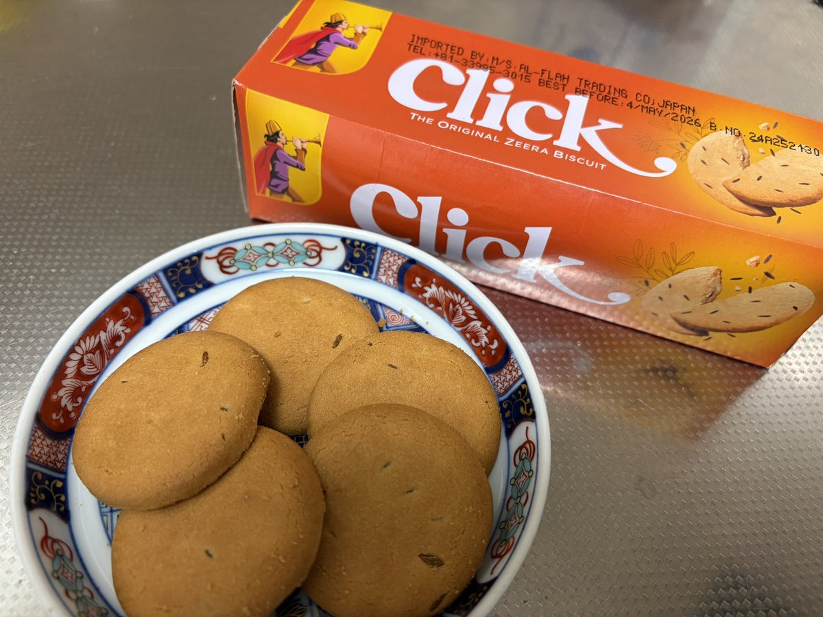 昨日はご厚意のダヒ・バラまでいただきました🤭ガジラさんが仰るパキスタニ式「がんもどき」(笑)はヨーグルトとほんのりスパイスが合わさったさっぱりな軽食です。

右のClickはクミンシードの香りが爽やかに鼻を通り抜ける美味しいビスケット。アールグレイにベストマッチです✨