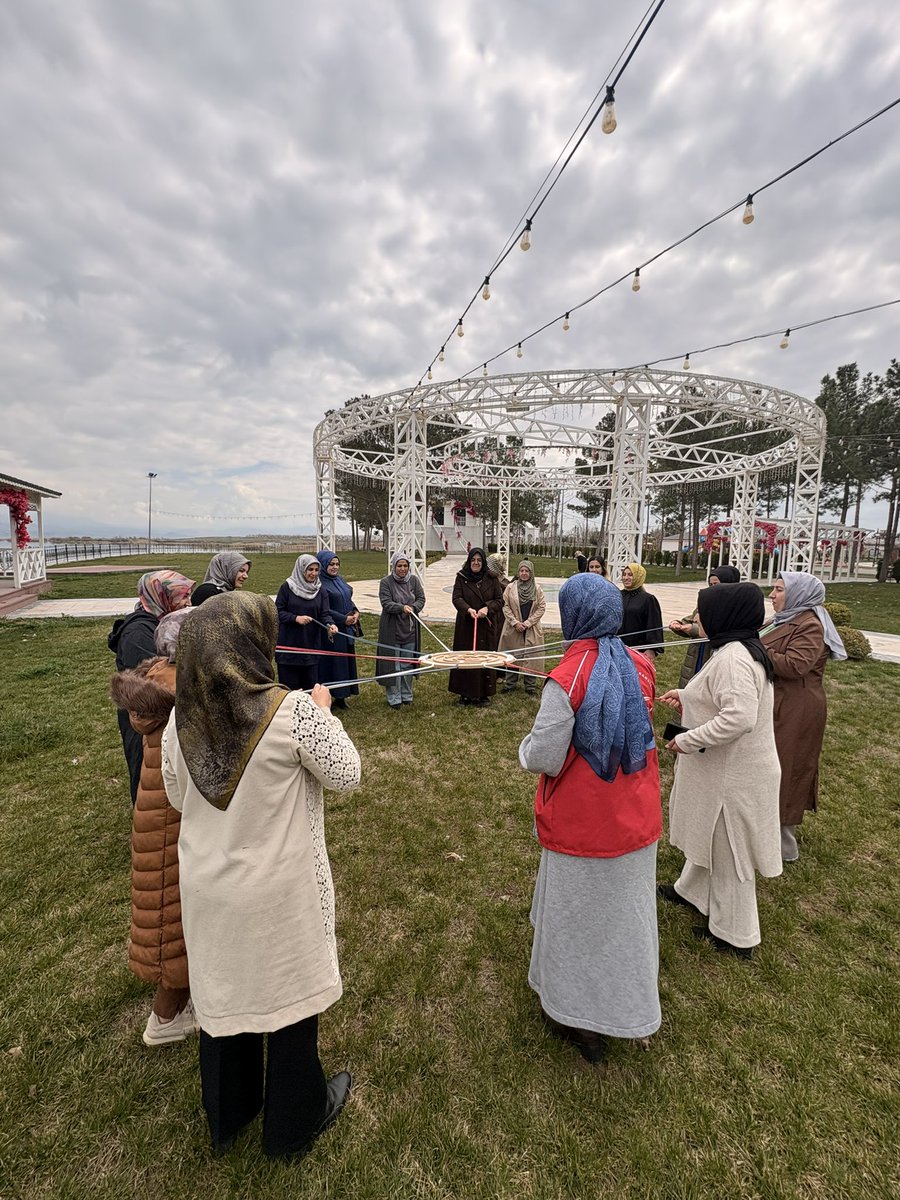 GSB_OrduzuGM's tweet photo. Türkiye Yüzyılı Maarif Modeli kapsamında, Hatice İbrahim Özoğlu İlkokulu’nda düzenlenen “Maarif Modelde Ebeveyn Okulu” kursunu başarıyla tamamlayan ailelerimizle keyifli  bir gün geçirdik.
Eğitimin ailede başladığına olan inancımızla daha güçlü adımlar atmaya devam ediyoruz.🌿 https://t.co/ilYNJw2bQ9