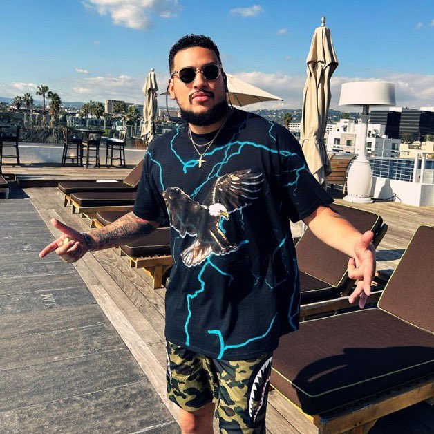 S I H L E T H E P L U G tweet media